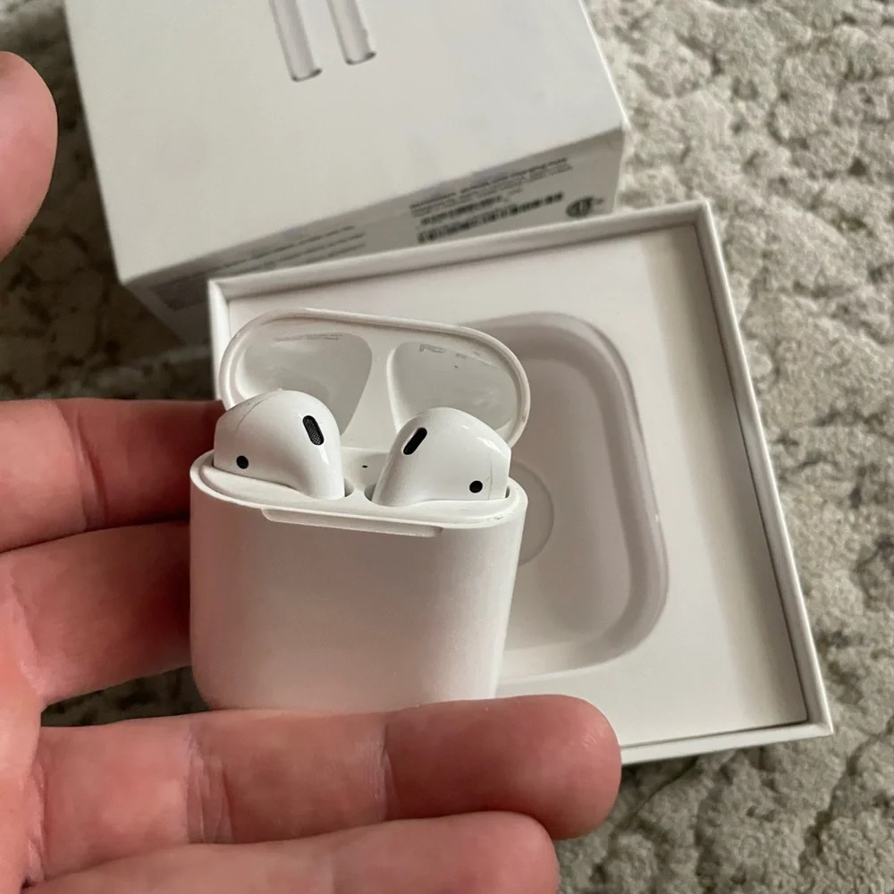 Apple White Earbud Headphones - Picture 3 of 3